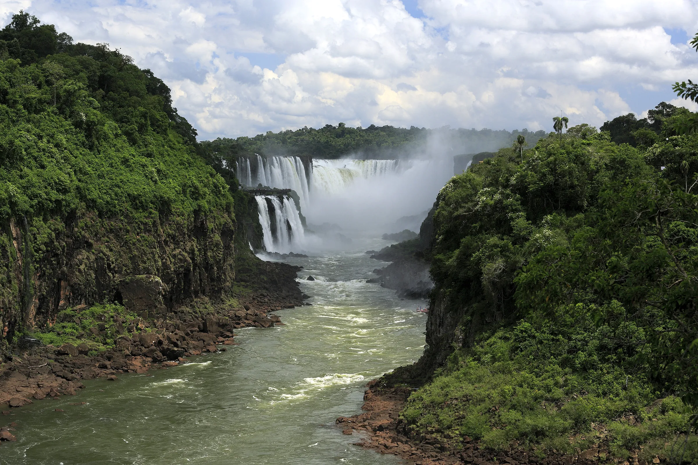 The Devil’s Throat seen from the end of the Argentine lower circuit, with the Brazilian viewing walkway on a ledge at the left and San Martín island on the right